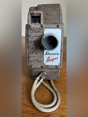Vintage Revere Eight Ranger Model 81 Hand Crank 8mm Compact Movie Camera USA